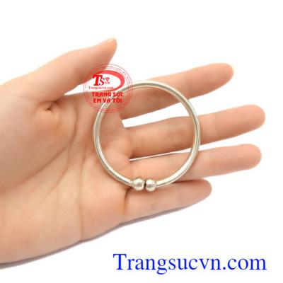 Lắc bạc trẻ em phù hợp làm món quà tặng nhân dịp, đầy tháng, hay thôi nôi cho trẻ, là món quà ý nghĩa và yêu thương