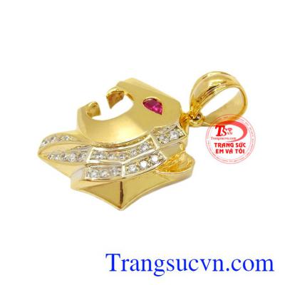 Khi đeo cùng dây chuyền vàng mặt báo hợp thời trang, mặt dây chuyền vàng tây. Mặt báo dũng mãnh
