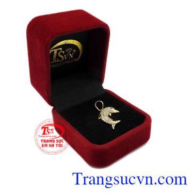 Thiết kế mới lạ mang đến sản phẩm độc đáo cho người dùng. Mặt cá voi đính đá