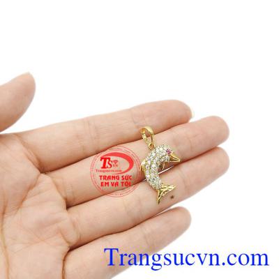Sản phẩm thích hợp làm quà tặng trong những dịp đặc biệt. Mặt cá voi đính đá