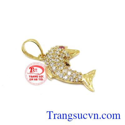 Mặt cá voi đính đá tinh xảo, tinh tế. Mặt cá voi đính đá