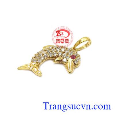 Sản phẩm được chế tác từ vàng tây 10k sáng bóng, bền đẹp. Mặt cá voi đính đá