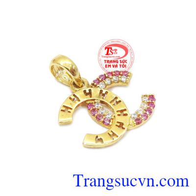 Mặt Chanel chữ vàng đính đá tinh tế. Mặt Chanel chữ vàng đá