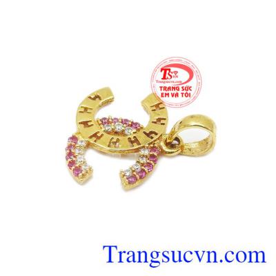 Sản phẩm là sự kết hợp hài hòa giữa vàng tây 10k và đá nhân tạo giúp cho sản phẩm càng thêm nổi bật. Mặt Chanel chữ vàng đá
