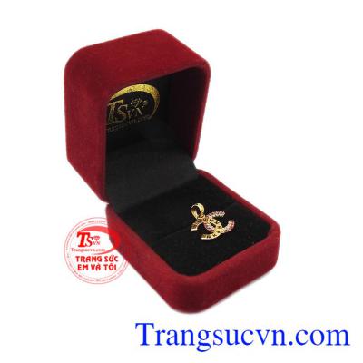 Thiết kế đơn giản, trang nhã cho bạn gái thêm phần quyến rũ trong mắt người nhìn. Mặt Chanel chữ vàng đá