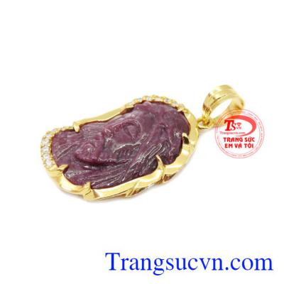 Mặt Chúa Ruby bọc vàng có thể kết hợp với dây da bọc vàng.