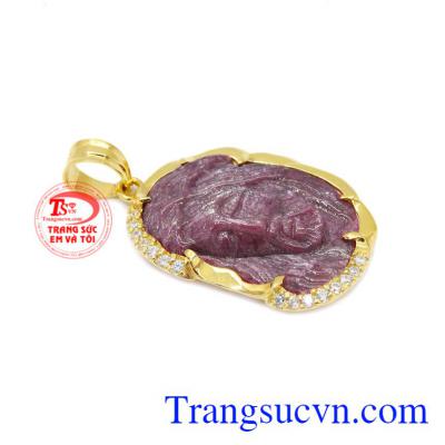 Mặt Chúa Ruby bọc vàng đem lại may mắn cho người đeo.
