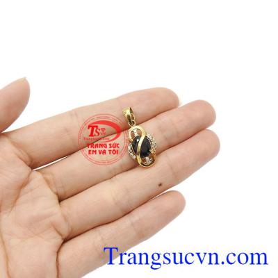Sản phẩm mang phong cách trẻ trung và thời thượng, thích hợp làm quà tặng trang các dịp đặc biệt. Mặt đá Sapphire vàng tây