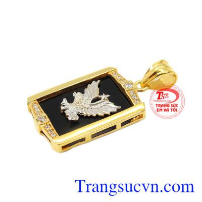 Mặt dây có thể kết hợp với dây chuyền vàng. Mặt đại bàng sức mạnh