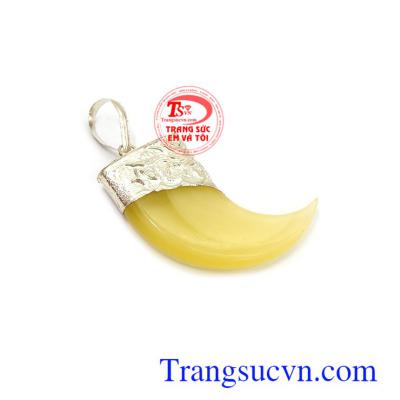 Mặt dây bạc đẹp kiểu dáng độc đáo phù hợp nhiều loại dây chuyền khác nhau, tôn lên nét sang trọng, cá tính và mạnh mẽ cho phái mạnh