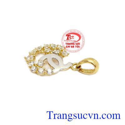 Mặt dây chuyền 10k xinh phù hợp làm món quà tình yêu cho phái đẹp. Mặt dây chanel dễ thương cho bạn gái. 