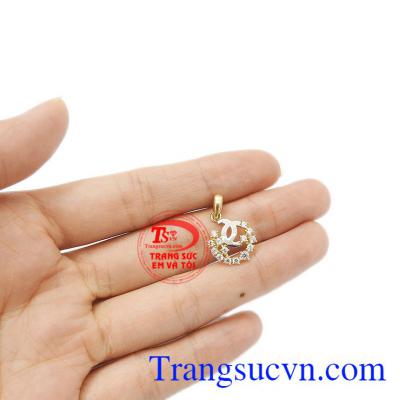 Sản phẩm bảo hành uy tín, giao hàng toàn quốc. Mặt dây chanel dễ thương cho bạn gái.