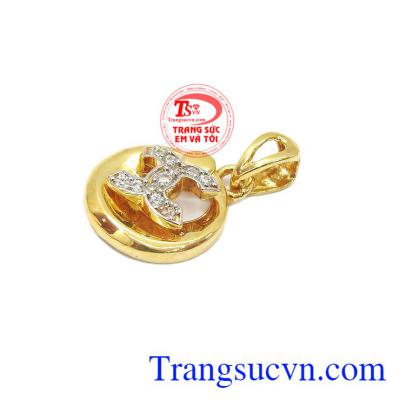 Mặt dây nhỏ gọn, kết hợp cùng nhiều trang phục khác nhau. Mặt dây Chanel hiệu