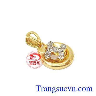 Mặt dây Chanel hiệu được thiết kế với kiểu dáng tinh tế và đáng yêu. Mặt dây Chanel hiệu