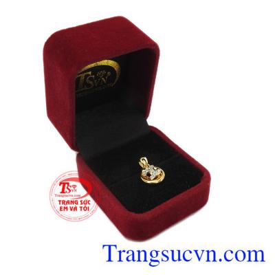 Sản phẩm chế tác từ vàng tây 10k bền đẹp, sáng bóng. Mặt dây Chanel hiệu