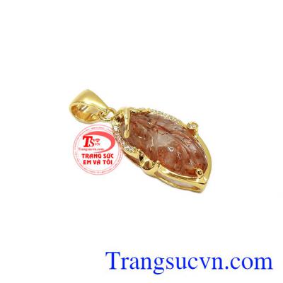 Theo phong thủy, thạch anh tóc thu hút vận may trong tình duyên, và giữ gìn hạnh phúc lứa đôi,Mặt dây chiếc lá thạch anh tóc