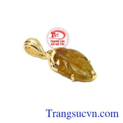 Mặt dây chiếc lá tinh tế tourmalin mang màu sắc tươi sáng hợp phong thủy. 