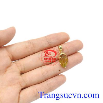 Thiết kế tinh tế dễ dàng kết hợp cùng các trang phục. Mặt dây chiếc lá tinh tế tourmalin