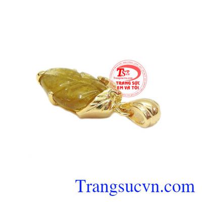 Tourmalin thiên nhiên mang đến sự bình an, thư giãn và cải thiện sức khỏe cho người dùng. Mặt dây chiếc lá tinh tế tourmalin