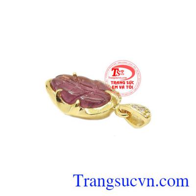 Sự kết hợp mang đến sự năng động, phong cách và trẻ trung. Mặt dây chiếc lá tourmalin thiên nhiên