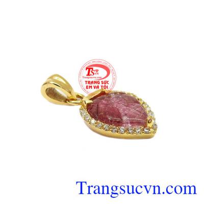 Mặt dây chiếc lá tourmalin xinh xắn được chế tác từ vàng tây 14k và đá tourmalin thiên nhiên.
