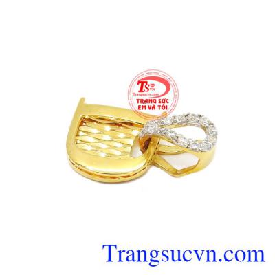Thiết kế hợp thời trang giúp người dùng thêm cá tính và sành điệu. Mặt dây chữ D vàng 18k. Mặt dây chữ D vàng 18k