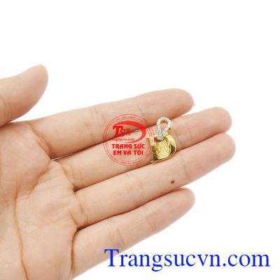 Sản phẩm bảo hành uy tín, giao hàng toàn quốc. Mặt dây chữ D vàng 18k. Mặt dây chữ D vàng 18k