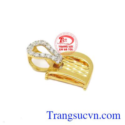 Mặt dây chữ D vàng 18k nhập khẩu từ italy mang phong cách độc đáo mới lạ. 