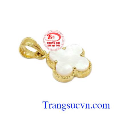 Mặt dây chuyền cỏ bốn lá vàng chất lượng đảm bảo uy tín tinh tế và đẳng cấp.