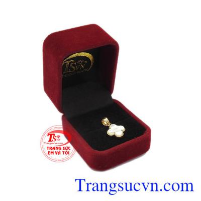 Sản phẩm chế tác từ vàng tây 10k bền đẹp, sáng bóng. Mặt dây chuyền cỏ bốn lá vàng