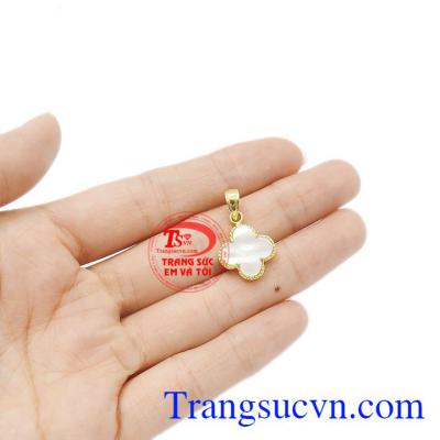 Chiếc dây chuyền của bạn sẽ đẹp hơn khi kết hợp cùng mặt dây chuyền xinh xắn này. Mặt dây chuyền cỏ bốn lá vàng