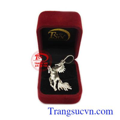 Mặt dây chuyền chế tác tinh xảo. sắc nét, phù hợp phong cách thời trang