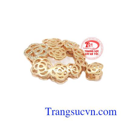 Mặt dây vàng tây 18k, chế tác tinh xảo, kiểu dáng sang trọng hợp thời trang. Mặt dây chuyền hoa hồng bất tử