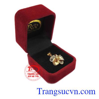 Sản phẩm kết hợp vàng màu và vàng trắng tạo điểm nhấn cho mặt dây. Mặt dây chuyền hoa vàng