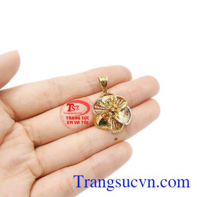 Hãy dành tặng cho người phụ nữ mà bạn yêu thương bằng món quà ý nghĩa này. Mặt dây chuyền hoa vàng