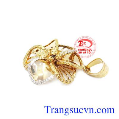 Mặt dây chuyền vàng tây tinh tế sáng bóng. Mặt dây chuyền hoa vàng