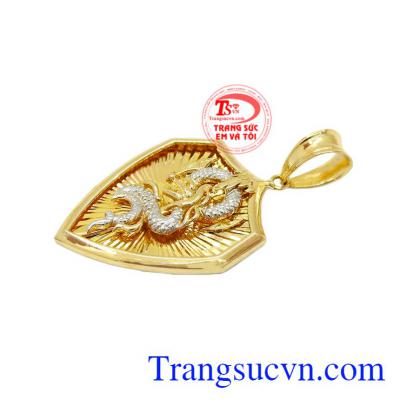 Mặt dây có thể kết hợp với nhiều kiểu trang phục. Mặt dây chuyền khiên vàng che chở