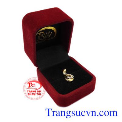 Mặt dây kết hợp cùng dây chuyền giúp phái đẹp càng thêm nữ tính. Mặt dây chuyền nhỏ xinh cho nữ