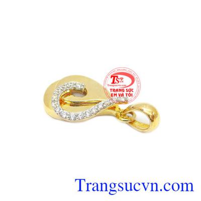 Sản phẩm chế tác từ vàng tây 10k bền đẹp và sáng bóng. Mặt dây chuyền nhỏ xinh cho nữ
