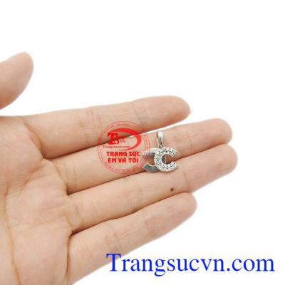 Sản phẩm bảo hành uy tín, giao hàng toàn quốc. Mặt dây chuyền nữ hiệu chanel.