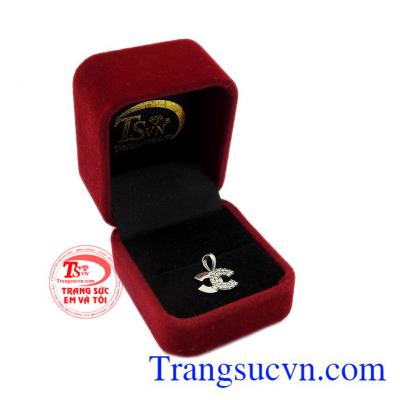 Thiết kế trẻ trung, năng động giúp bạn gái có thể kết hợp nhiều trang phục khác nhau. Mặt dây chuyền nữ hiệu chanel