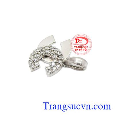 Sự kết hợp hài hòa giữa vàng trắng và đá cz càng làm tăng sự ấn tượng cho người nhìn. Mặt dây chuyền nữ hiệu chanel