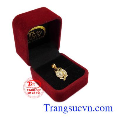 Sản phẩm chế tác từ vàng tây 10k bền đẹp cùng đá nhân tạo giúp mặt dây càng thêm nổi bật. Mặt dây chuyền nữ vàng tây 10k đẹp