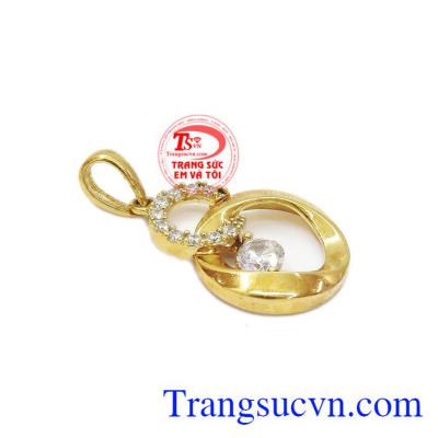 Mặt dây chuyền nữ xinh được chế tác từ vàng tây 10k mang đến sự bền đẹp và sáng bóng.