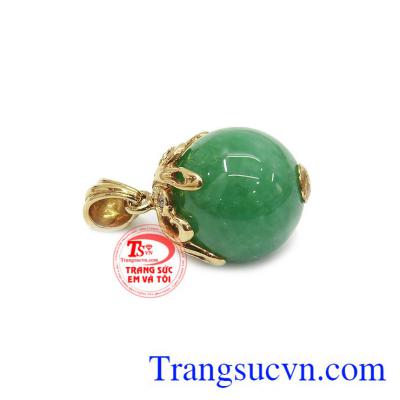 Mặt dây chuyền quyến rũ là sản phẩm ngọc cẩm thạch bọc vàng vô cùng đẹp và tinh tế