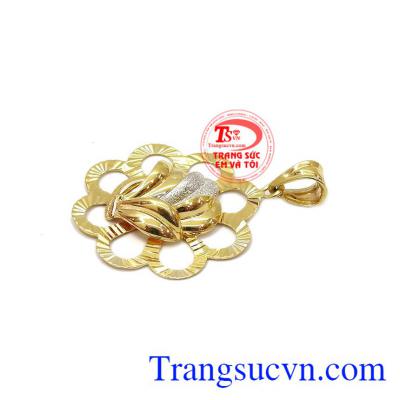 Các chi tiết được kết hợp với nhau tạo càng giúp cho sản phẩm trở nên sang trọng hơn. Mặt dây chuyền vàng 18k italy nữ