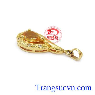 Sản phẩm là sự kết hợp giữa thạch anh vàng thiên nhiên và vàng tây 18k bền đẹp. Mặt dây chuyền vàng cho phái đẹp