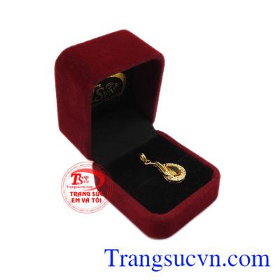 Thạch anh vàng thiên nhiên thích hợp với nhiều độ tuổi, hợp phong thủy. Mặt dây chuyền vàng cho phái đẹp