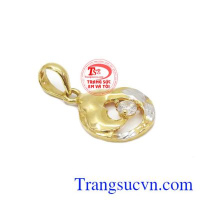 Mặt dây chuyền vàng tin là sự kết hợp hài hòa giữa vàng trắng và vàng màu. Mặt dây chuyền vàng tin