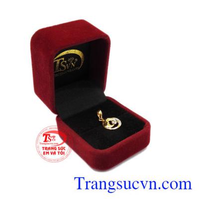Với kiểu dáng này, khách hàng dễ dàng phối hợp cùng nhiều trang phục và phụ kiện khác nhau. Mặt dây chuyền vàng tin